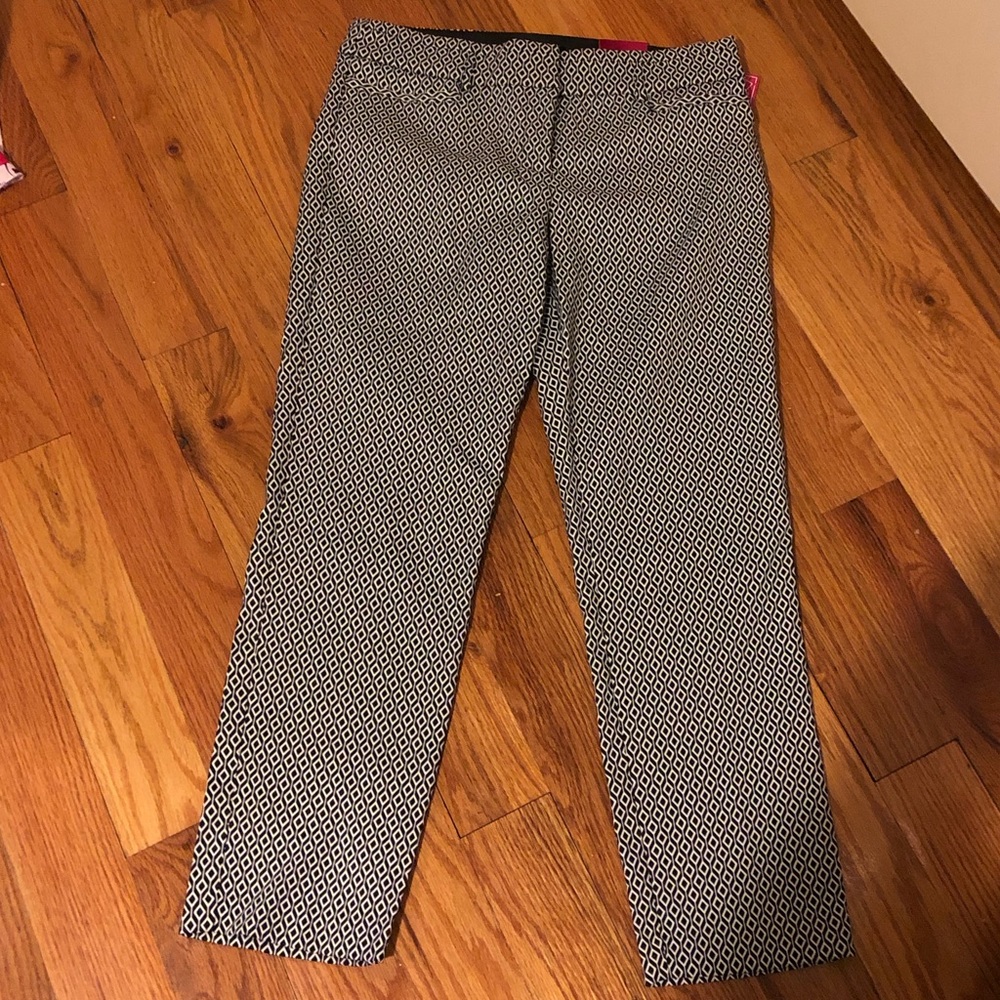 Brand New Black & White Patterned Ankle Pant